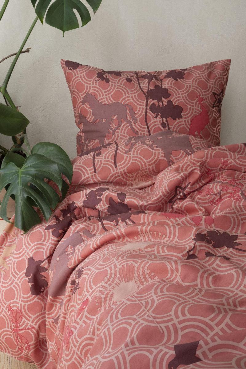 Notes by Susanne Schjerning sengetøj Happy Horse cherry