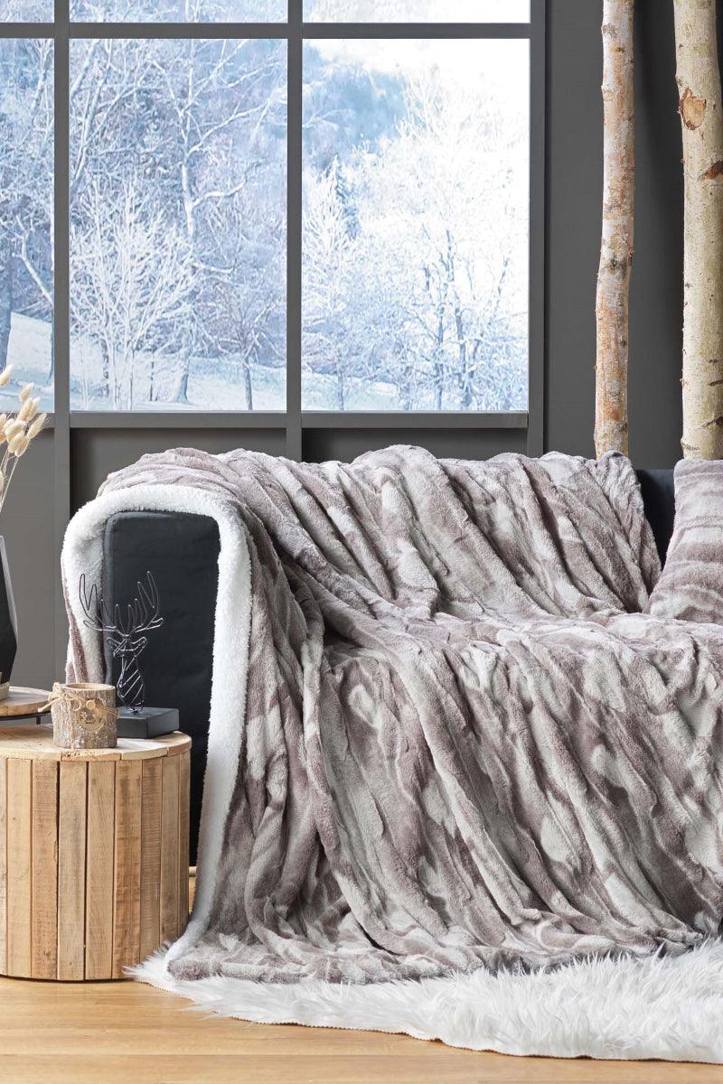 Plaid Caribou imiteret pels grå