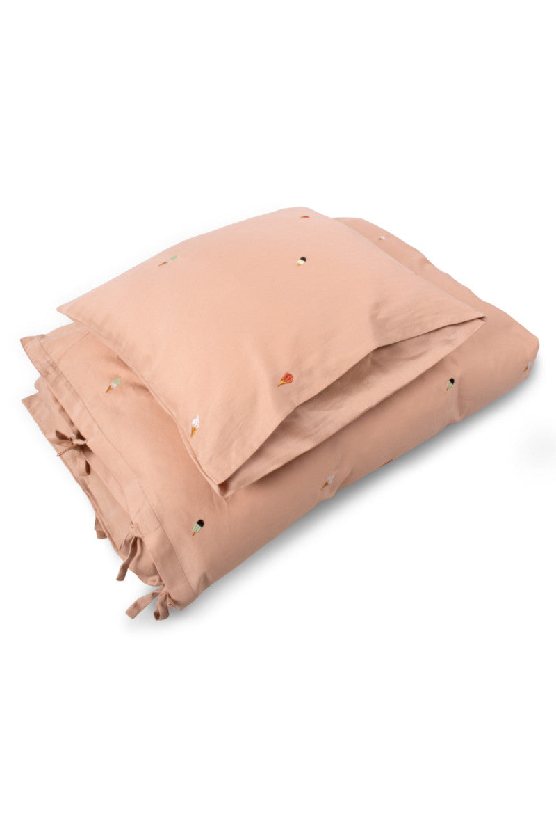 Filibabba Junior sengetøj GOTS – broderet Cool Summer design – Frappé