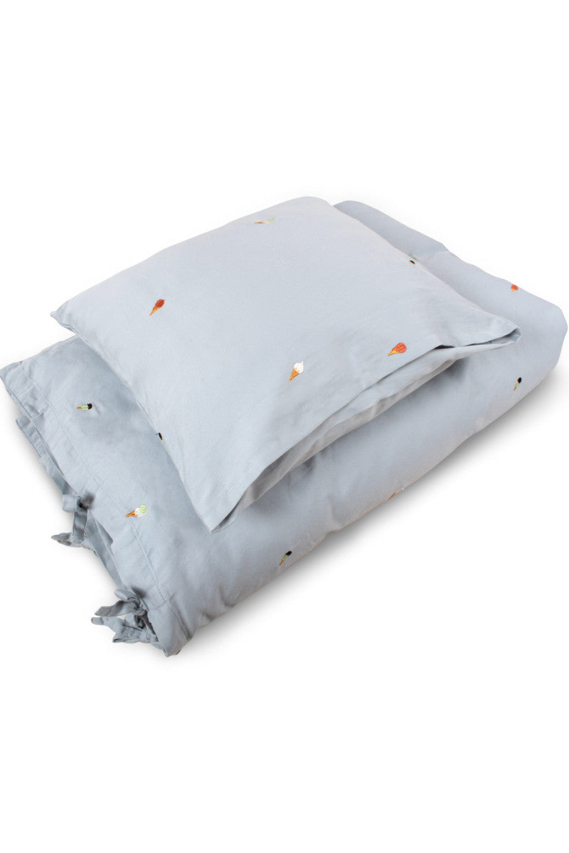 Filibabba Junior sengetøj GOTS – broderet Cool Summer design – Pearl Blue