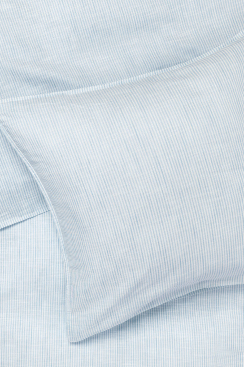 Juna sengetøj Monochrome lines lys blå/hvid 140x200cm